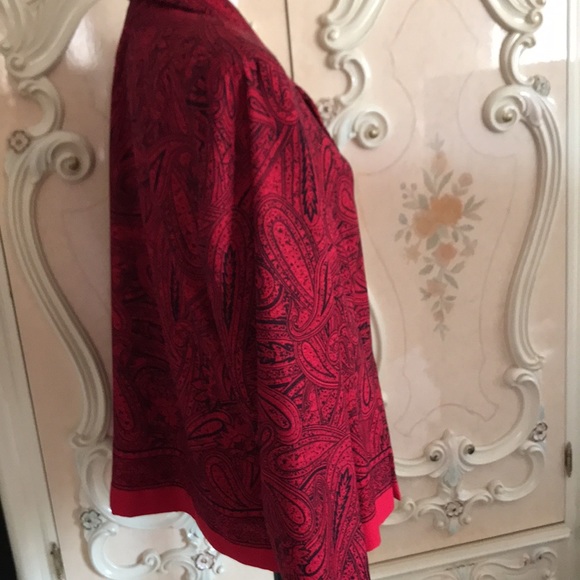 Woman’s  blouse by Leslie Fay. - Picture 3 of 8